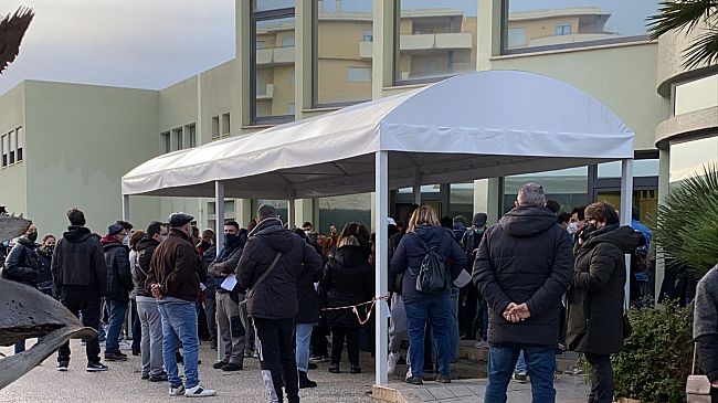 Trapani, è corsa ai tamponi: scorte terminate in laboratori e farmacie