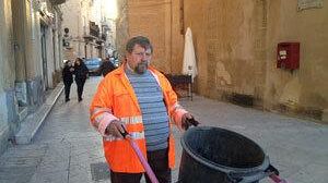 “Natale…Al centro” del malessere sociale: la disperazione di un operatore ecologico