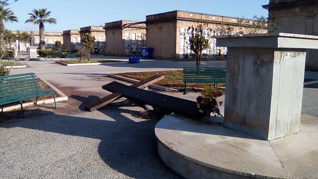 Mazara, forte vento: caduta statua del Cristo al Cimitero