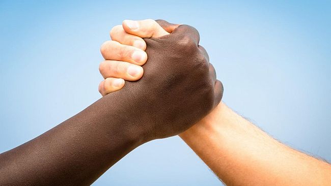 L’elzeviro di Bonagiuso: Razzismo, chiacchiere e distintivo