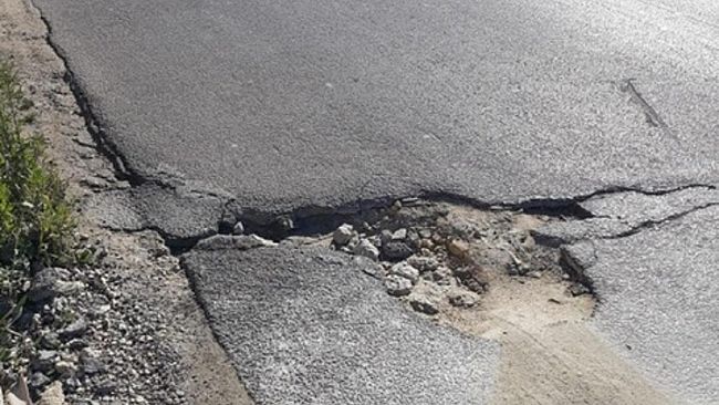 Buche stradali come crateri ed un lettore si chiede come mai non si provveda a chiuderle