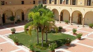 Marsala, Fiamme nei bagni del Liceo Classico. Istituto evacuato ma nessun danno a cose e persone