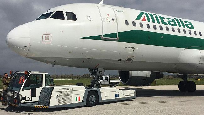 Volo Alitalia fermo in pista per problemi tecnici dopo l’atterraggio. Interviene il 37º Stormo.