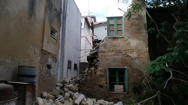 Crolla il muro di una casa abbandonata in via Cirillo a Castelvetrano. Paura ma nessun ferito
