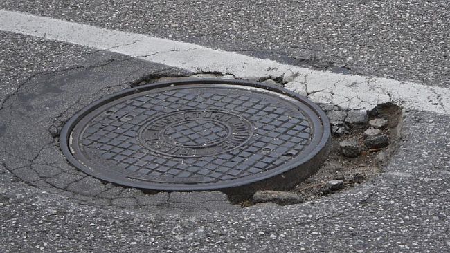 Salemi, inciampa su un tombino e riporta diversi traumi. Donna risarcita