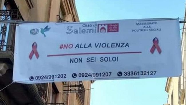 Salemi, Forti polemiche per un banner contro la violenza