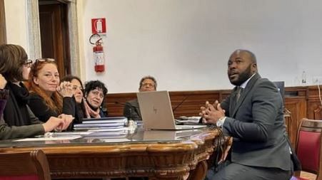 La forza del sorriso contro l’odio: la lezione di Albert Kabongo a Marsala