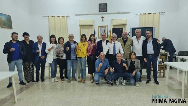 Nicola Catania festeggia con tutto il consiglio comunale