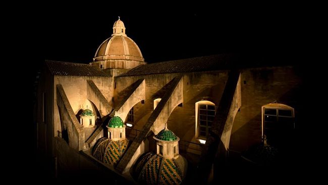 Trapani, illuminate le cupole della chiesa di San Pietro