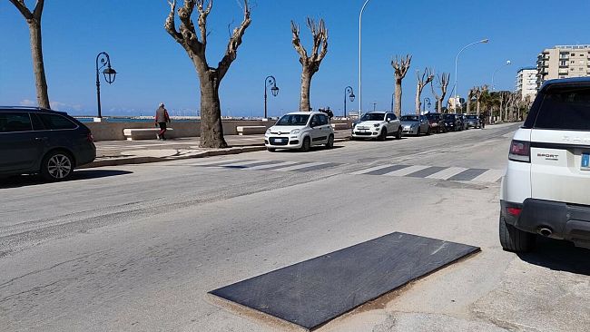 Mazara, Lungomare Hopps, da mesi pericolosa lastra metallica sulla strada