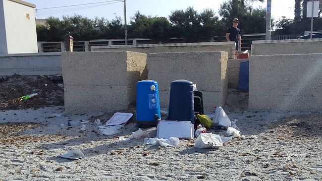 Mazara, gran caldo e molti cittadini cenano in spiaggia. Alcuni però mancano di rispetto...