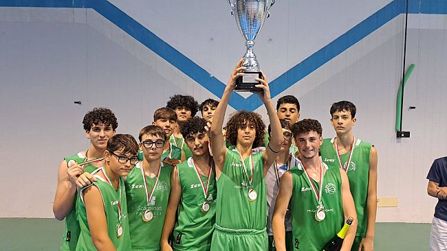 La festa dell'Asd Basketland Castelvetrano che ha vinto il campionato regionale promozionale Under 15