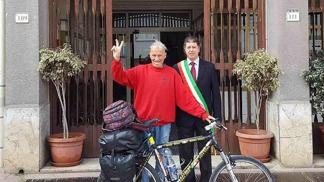 Campobello, ieri il ciclista giramondo Janus River in città