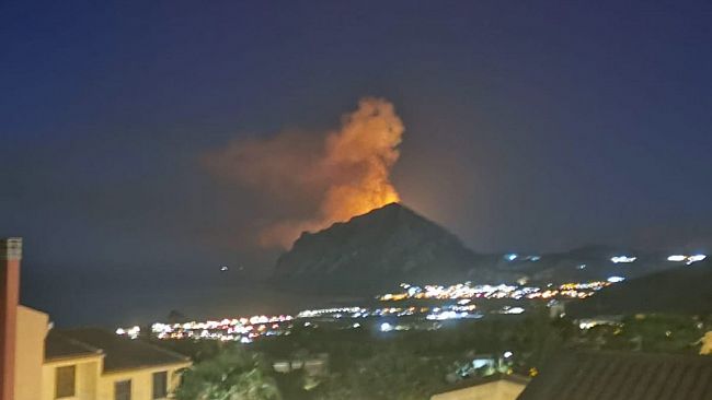 Brucia monte Cofano, enormi fiamme visibili a grande distanza
