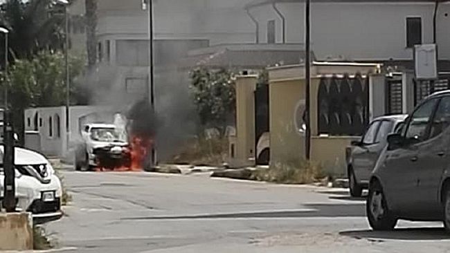 Auto in transito in fiamme nella via Rosmini, salva la guidatrice.