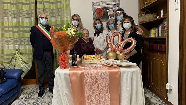 Anche il sindaco Alfano presente alla festa per i 100 anni di Nonna Enza