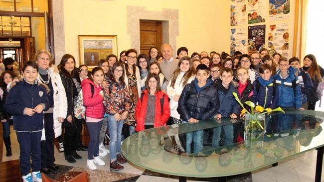 Prime classi della Mazzini in visita al comune. Ricevute dal sindaco e dagli assessori Angileri e Accardi