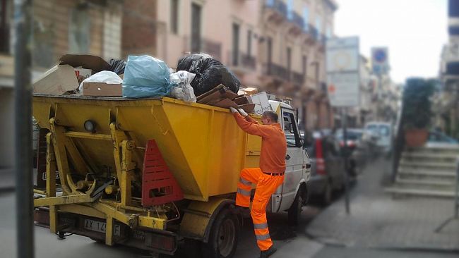 Rifiuti, maggiore attenzione nel differenziare il secco residuale