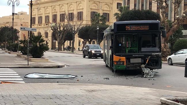 Auto contro autobus, incidente in viale Regina Margherita.