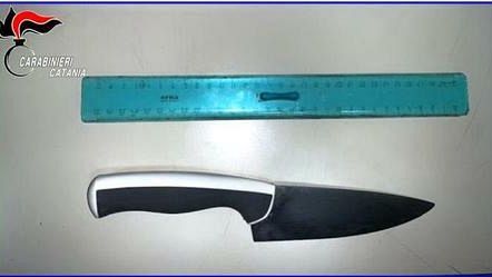 Aggredisce la compagna e tenta di filmarla per poi poterla ricattare