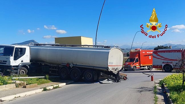 Incidente autonomo di un'autocisterna a Calatafimi-Segesta, in contrada Sasi