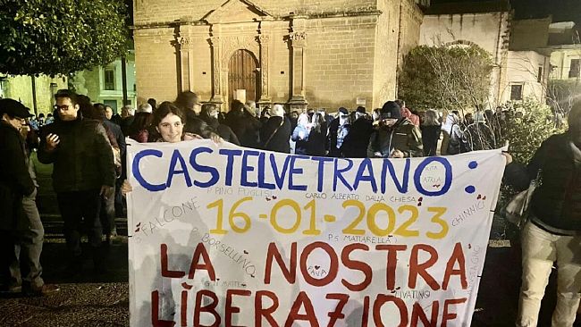 Oltre 200 persone in piazza per festeggiare l'arresto di Messina Denaro