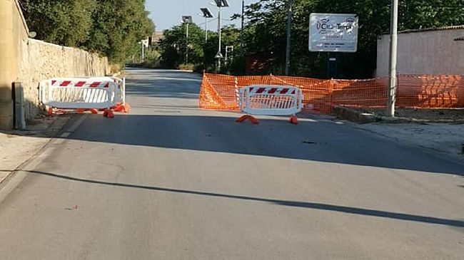 Via dei Templi rimane chiusa ed a rischio crolli, ma le auto passano lo stesso