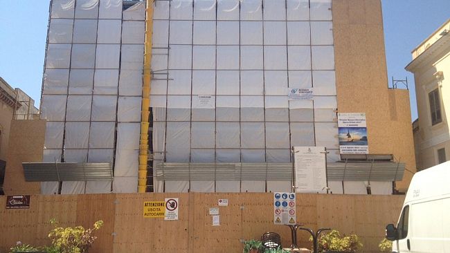 Mazara, “palazzaccio”: 4 mesi per collocare gli infissi esterni? Slitta ancora la fine dei lavori. Avrà una bella facciata?