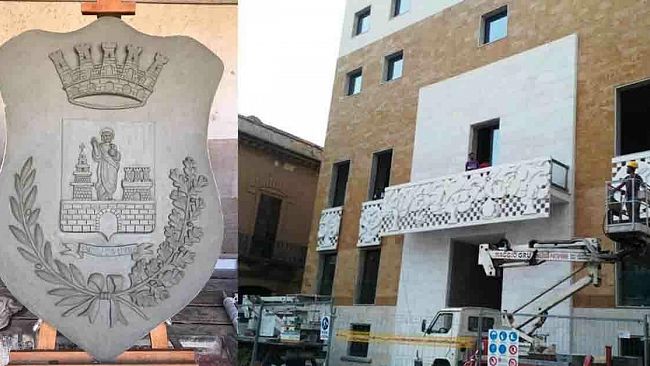 Mazara, stemma civico in marmo nella nuova facciata del palazzo comunale
