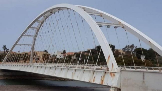 Anche a Mazara un ponte pericoloso: il ponte sul Fiume Arena. Arrugginito in molte parti e plafoniere cadute.