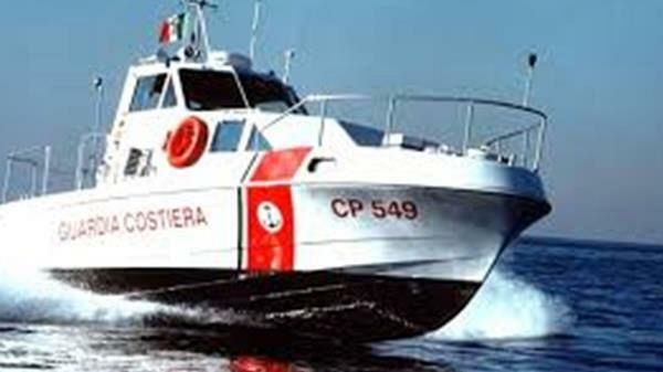 Nubia, la Capitaneria di Porto salva tre persone da un’imbarcazione incagliata,