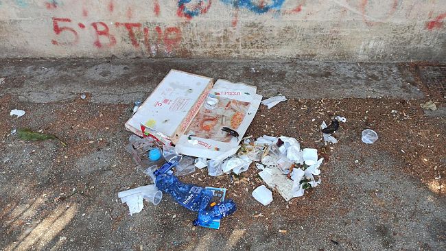 Trapani, consueta inciviltà del sabato sera in Largo Ilio