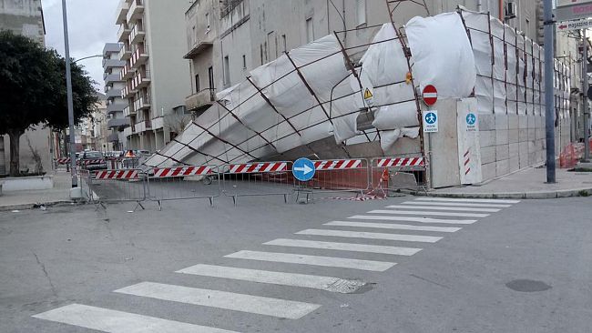 Trapani, il forte vento fa crollare un ponteggio