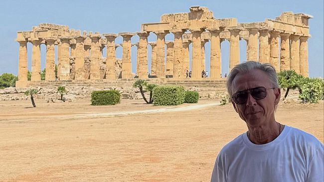 il-dj-albertino-in-vacanza-in-sicilia-visita-il-parco-archeologico-di-selinunte