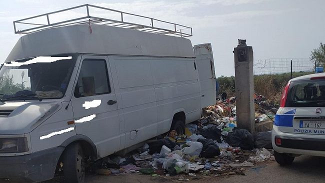 Multato l’autista di un furgone che scaricava rifiuti all’interno di una cava