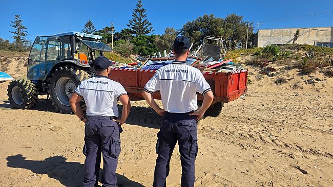 Tre Fontane, controlli abusivismo su demanio marittimo, la guardia costiera sequestra sdraio e ombrelloni