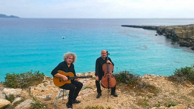 Omaggio ad Ennio Morricone, alle Egadi concerto sugli scogli e pubblico in barca