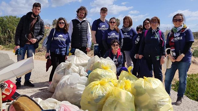 Plastic free a Triscina,raccolti 50 sacchi di spazzatura dai volontari