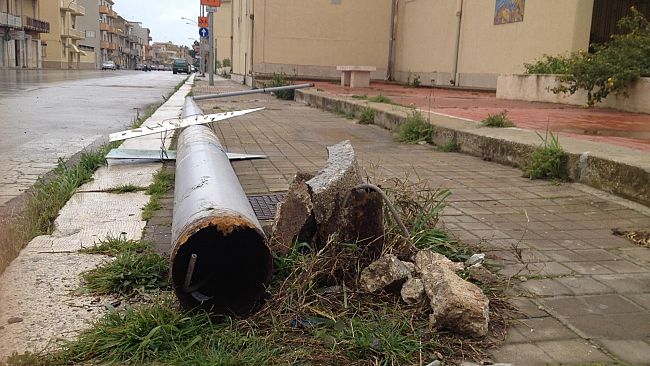 Mazara, fatiscente palo della luce cade in via Sansone. Sfiorata tragedia