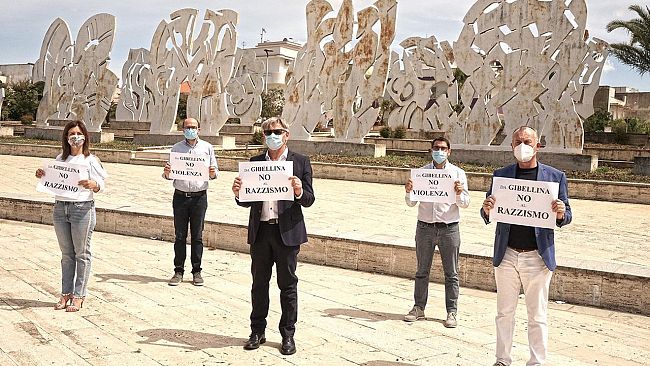 Gibellina, nella città d’arte flash mob per dire no alla violenza e al razzismo