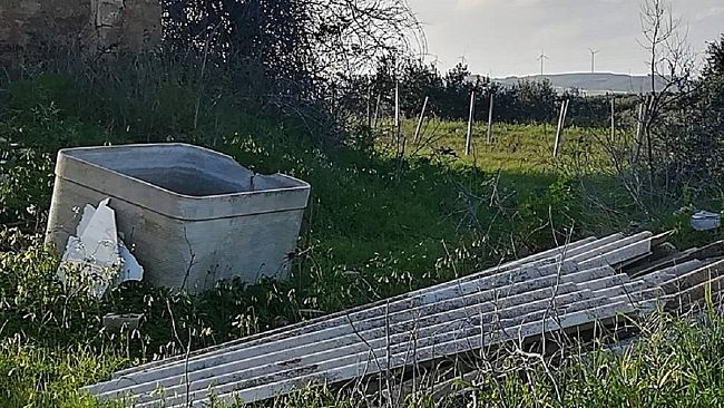 Eternit abbandonato vicino agli uffici comunali di via della Rosa. Grave rischio ambientale