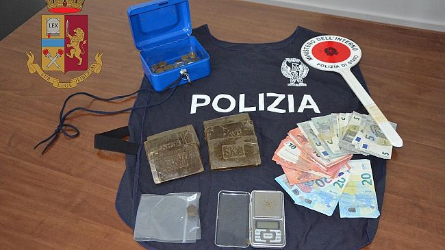 Spacciava dai domiciliari: pregiudicato trapanese arrestato dalla Polizia di Stato.
