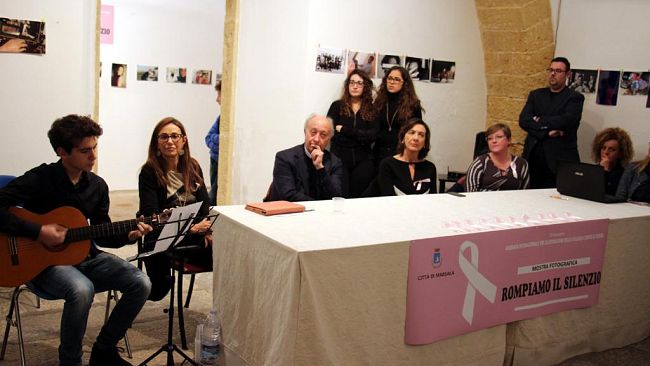 Foto-denunce contro la violenza sulle donne in mostra al Carmine. Le immagini partecipanti al concorso “rompiamo il silenzio” in mostra fino al 5 dicembre
