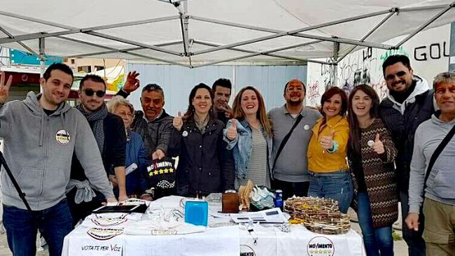 Trapani, il Movimento 5 Stelle al mercato del giovedì per spiegare ai cittadini la raccolta differenziata