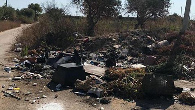 VIDEO – Una diffusa discarica in C.da S.Maria, la segnalazione di un cittadino. “ManteniAmo Mazara Pulita”a