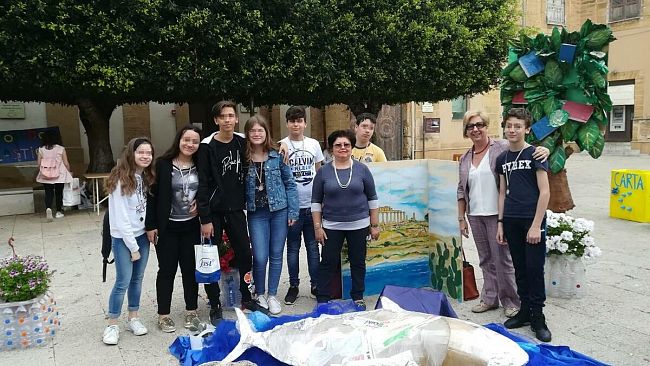 Gli studenti dell’I.C. “Lombardo Radice Pappalardo”  e il loro impegno per “Creare un mondo a colori”