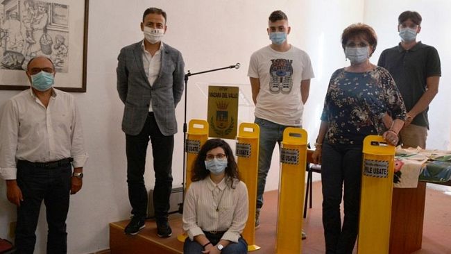 Mazara, donate alla città otto contenitori per la raccolta delle pile esauste