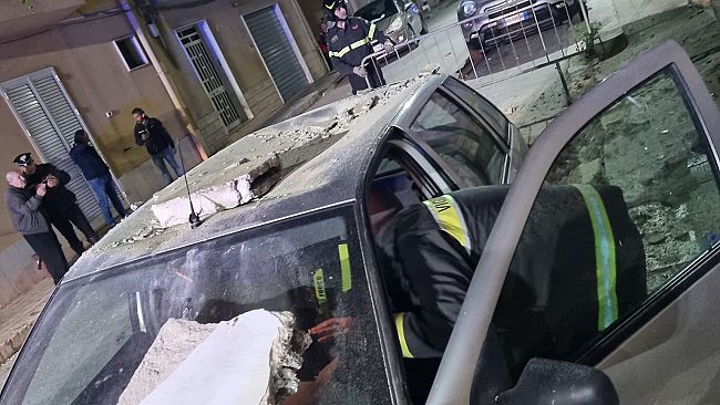 Crolla intonaco e calcinacci da una casa in demolizione , danneggiate due vetture  