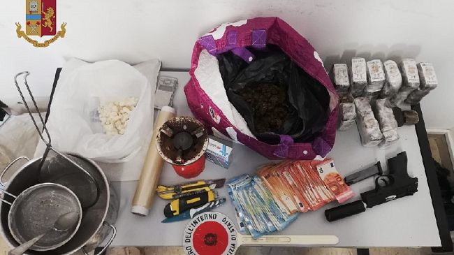 Getta crack dalla finestra, arrestato dalla Polizia di Stato