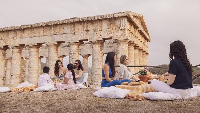 Un picnic vista tempio, immersi in un boschetto mediterraneo: la nuova esperienza del Parco archeologico di Segesta